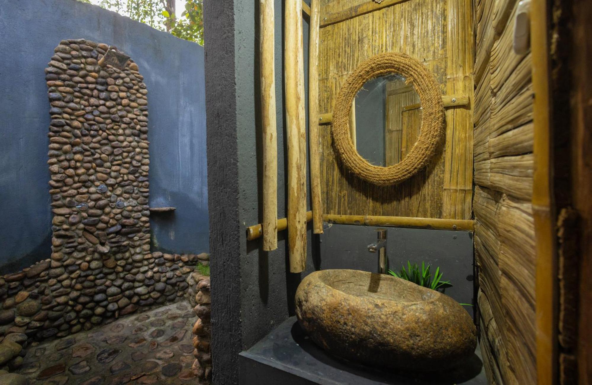 Fab - Bamboo Hut With Open Shower Мунар Екстериор снимка