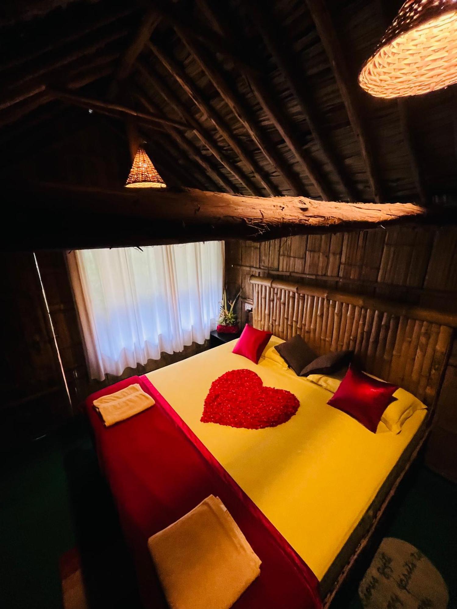 Fab - Bamboo Hut With Open Shower Мунар Екстериор снимка